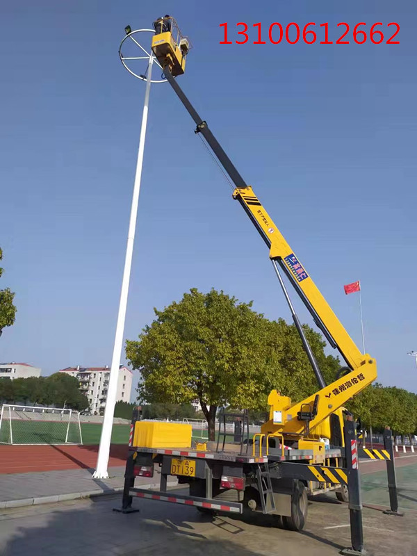 輕型伸縮臂高空車(chē)更換照明路燈施工現(xiàn)場(chǎng)，效率高