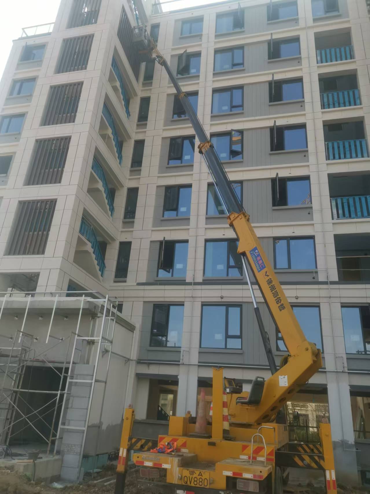 伸縮臂高空車(chē)載人高空作業(yè)現(xiàn)場(chǎng)